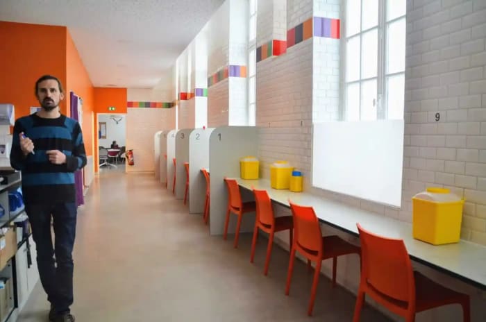 A drug consumption room in Paris, which reduces harm for addicts through clean needles and in some countries — like Switzerland — safe prescription heroin. Source.