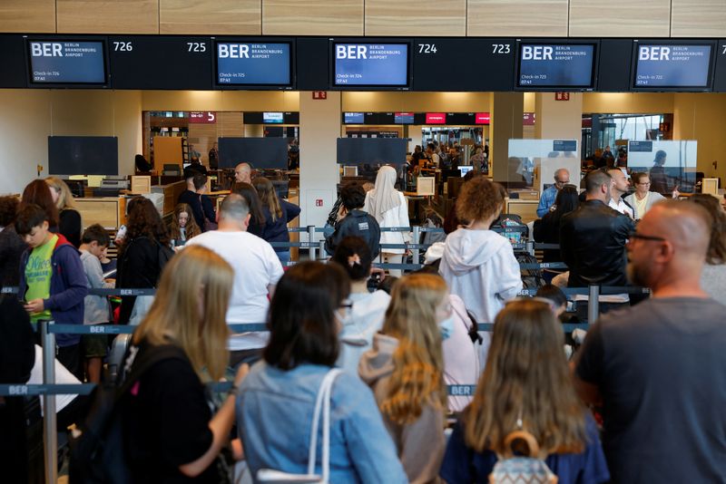 European airports see cautious passenger recovery with 2023 uncertain