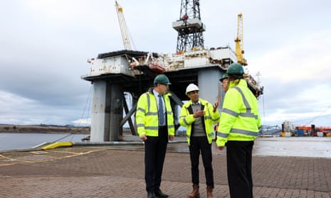 Rishi Sunak (centre) during a visit to the Port of Cromarty Firth, Invergordon.