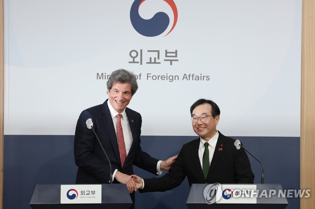 South Korea's Second Vice Foreign Minister Lee Do-hoon (R) shakes hands with U.S. Under Secretary for Economic Growth, Energy and the Environment Jose Fernandez as they attend a joint press conference at the foreign ministry in Seoul on Jan. 10, 2023, after holding a meeting to discuss a range of bilateral issues, including a new U.S. law that offers tax incentives to electric vehicles assembled in North America. (Yonhap)