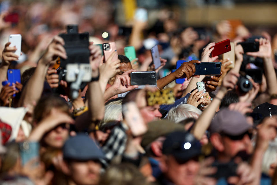 Mobile phones People with phones in the crowd as they wait outside St Giles&#39; Cathedral to see Queen Elizabeth&#39;s coffin, following the death of Britain&#39;s Queen Elizabeth, in Edinburgh, Scotland, Britain, September 13, 2022.  REUTERS/Hannah McKay