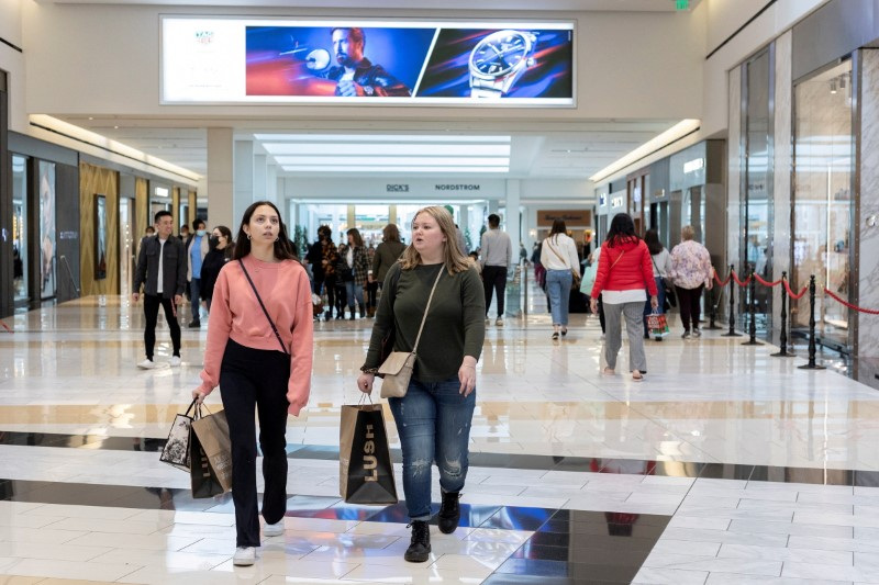 U.S. consumer sentiment improves; inflation expectations rise