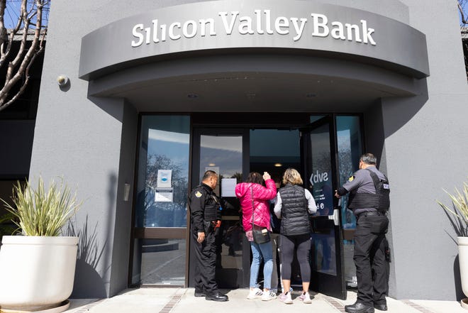 Security guards let individuals enter the Silicon Valley Bank's headquarters in Santa Clara, Calif., on March 13, 2023. The Federal Deposit Insurance Corporation has taken over the bank after failed attempts to sell it to healthier banks.