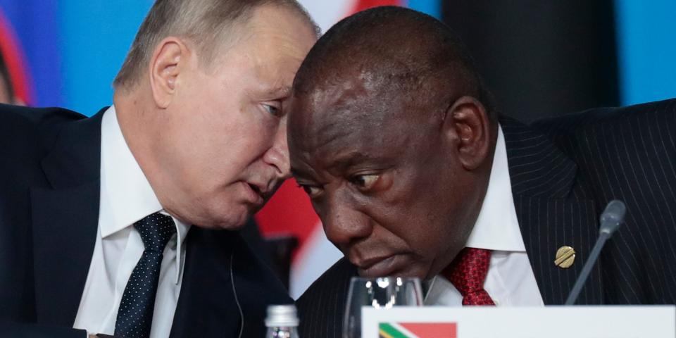 Russian President Vladimir Putin (left) speaks to South African President, Cyril Ramaphosa (right)