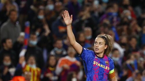 Alexia Putellas celebra tras anotar un gol ára el Barcelona ante el Real Madrid en las semifinales de la Liga de Campeones, el miércoles 30 de marzo de 2022, en Barcelona. (AP Foto/Joan Monfort)