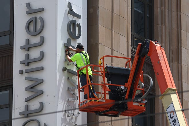 SAN FRANCISCO, CALIFORNIA - JULY 24: A worker removes letters from the Twitter sign that is posted on the exterior of Twitter headquarters on July 24, 2023 in San Francisco, California. Workers began removing the letters from the sign outside Twitter headquarters less than 24 hours after CEO Elon Musk officially rebranded Twitter as "X" and has changed its iconic bird logo, the biggest change he has made since taking over the social media platform. San Francisco police halted the sign removal shortly after it began. (Photo by Justin Sullivan/Getty Images) ***BESTPIX*** ORG XMIT: 776009691 ORIG FILE ID: 1568024961