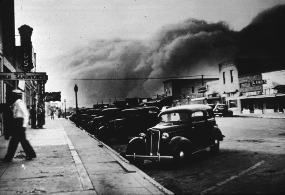 21st May 1937:  A dust storm in Elkhart, Kansas.  (Photo by Library Of Congress/Getty Images)