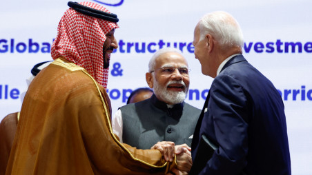 Saudi Arabian Crown Prince Mohammed bin Salman Al Saud and US President Joe Biden shake hands next to Indian Prime Minister Narendra Modi on the day of the G20 summit in New Delhi, India, September 9, 2023. REUTERS/Evelyn Hockstein/Pool