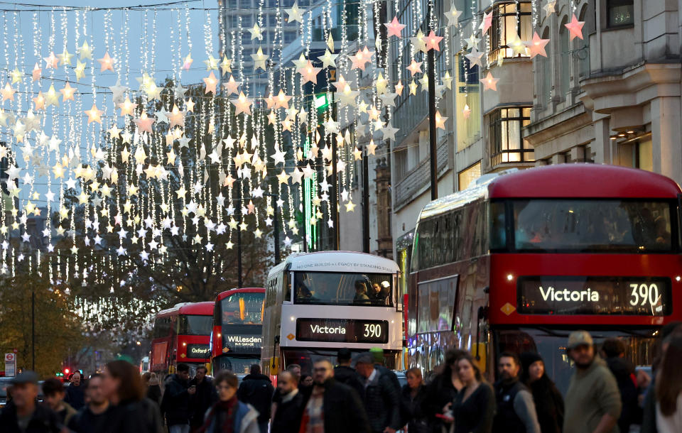 ftse Shoppers walk under the seasonal Christmas lights in Oxford Street in London, Britain, November 18, 2023. REUTERS/Toby Melville