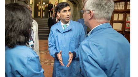 Britain&#039;s Chancellor of the Exchequer Rishi Sunak visits the pathology labs at Leeds General Infirmary, to show how yesterday&#039;s budget is supporting those affected by coronavirus (COVID-19), in Leeds, Britain March 12, 2020. Danny Lawson/Pool via REUTERS/File photo