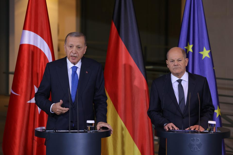 Turkish president Recep Tayyip Erdogan and German chancellor Olaf Scholz (Sean Gallup/Getty Images)