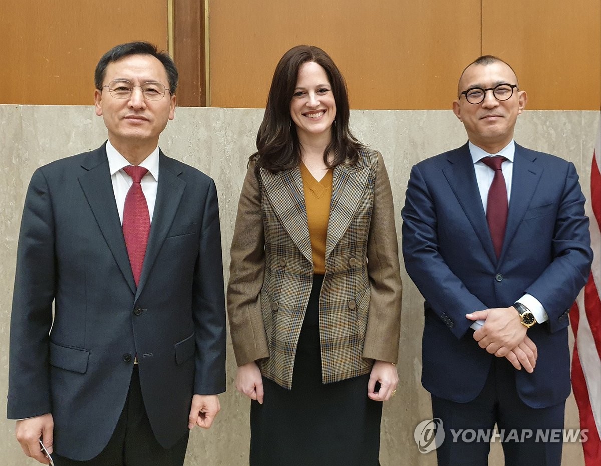 South Korea's Deputy National Security Adviser In Seong-hwan (L), Anne Neuberger (C), U.S. deputy national security adviser for cyber and emerging technologies, and Keiichi Ichikawa, deputy head of Japan's National Security Secretariat, pose for a photo in Washington on Oct. 31, 2023, after agreeing to details of a trilateral working group tasked with combating North Korea's cyberthreats and cryptocurrency theft, in this photo released by the presidential office on Nov. 6. (PHOTO NOT FOR SALE) (Yonhap)