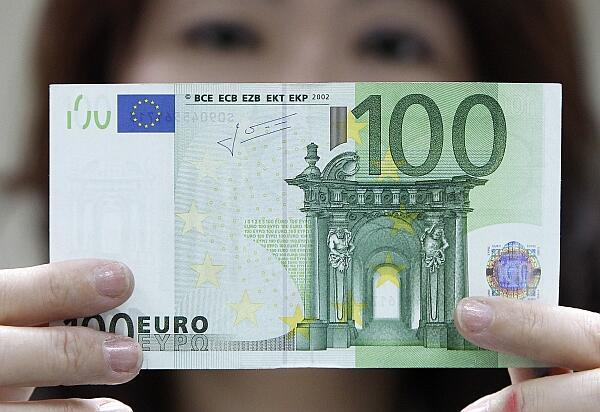 All euro notes currently feature illustrations of non-existent buildings and bridges.