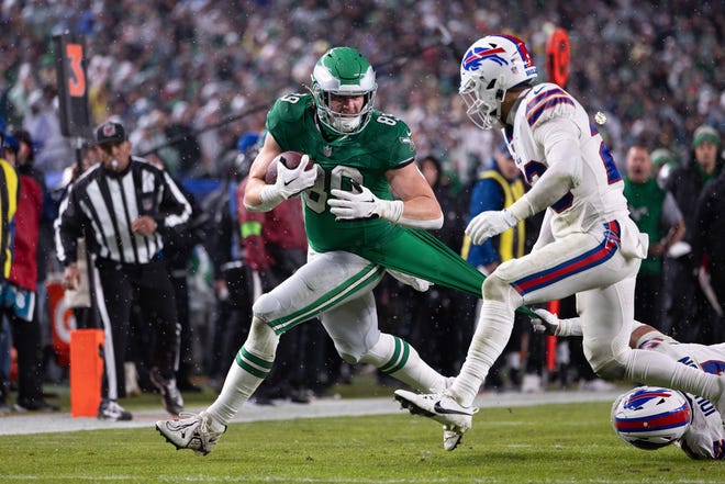 Nov 26, 2023; Philadelphia, Pennsylvania, USA; Philadelphia Eagles tight end Jack Stoll (89) runs with the ball after a catch against the Buffalo Bills at Lincoln Financial Field. Mandatory Credit: Bill Streicher-USA TODAY Sports