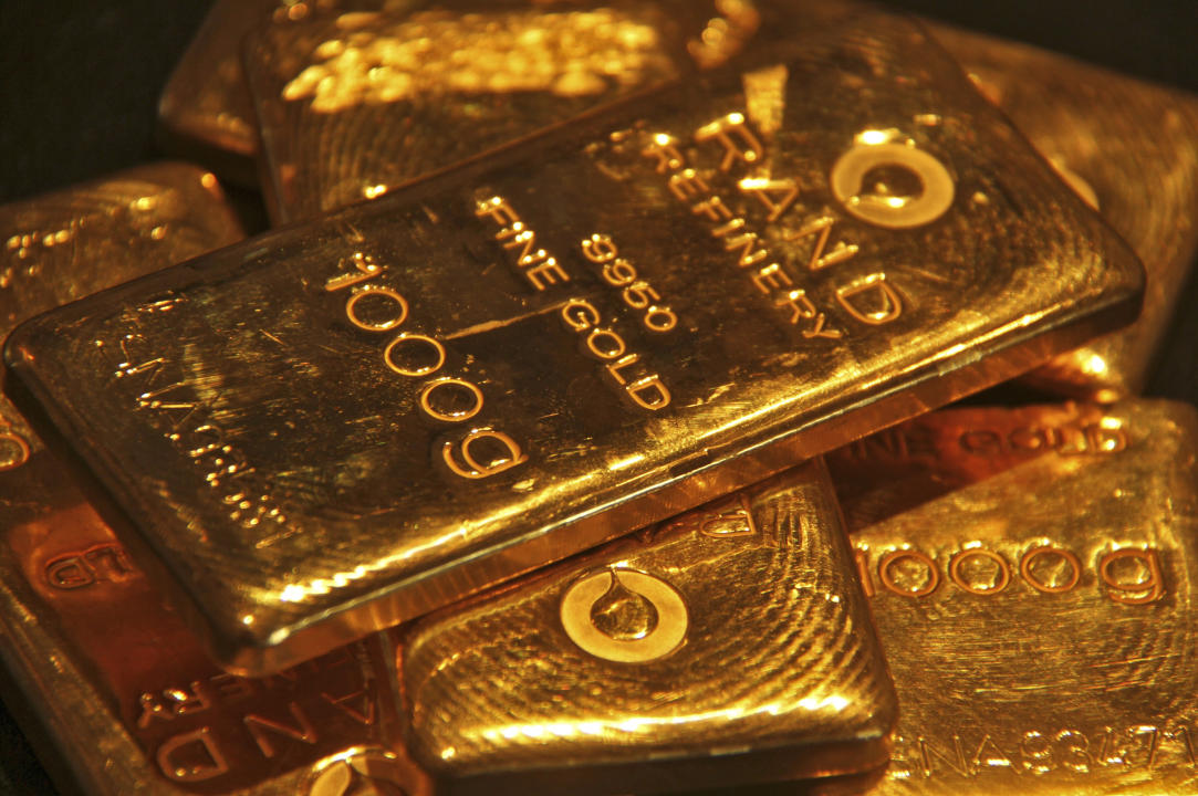 Gold bars are displayed at a gold jewellery shop in the northern Indian city of Chandigarh May 8, 2012.  REUTERS/Ajay Verma/File Photo