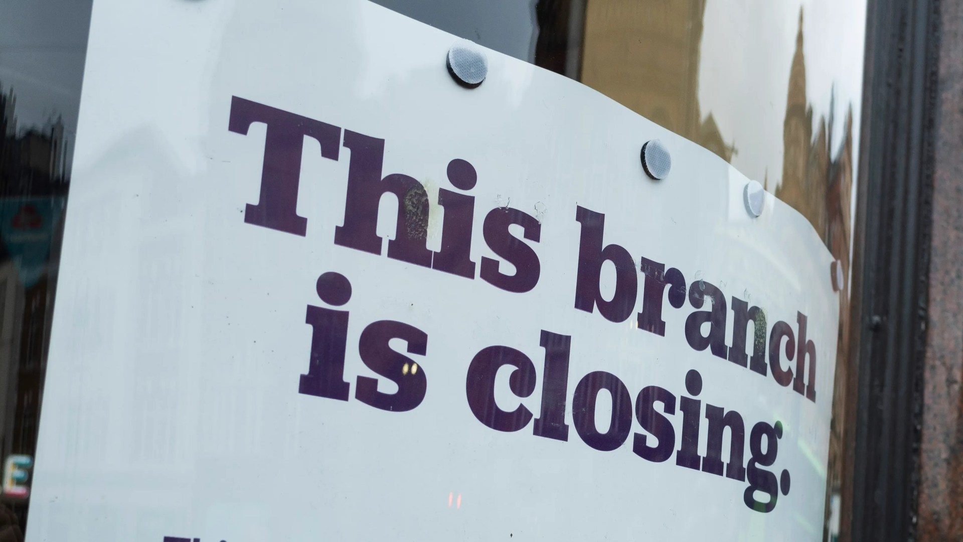 ‘Disgusting’ as major high street banks to shut 29 branches in days ...