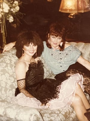 Liza Likins, right, in a photo from 1992. She sang backup vocals for many musicians, including Linda Ronstadt, left.