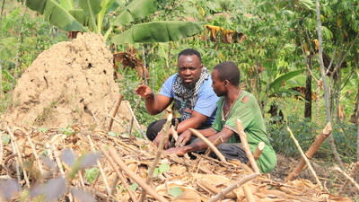 Paulinho Muzaliwa (left), teaching regenerative agriculture techniques at the Nakivale settlement in Uganda. Photo courtesy of UNIDOS.