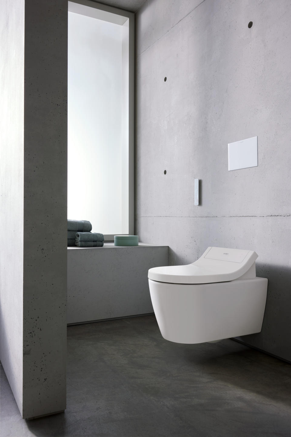 Inspired by designer Philippe Starck’s first shower toilet seat, the SensoWash® Starck, the SensoWash® Classic references the original design with new updates for enhanced functionality and a fresh design.