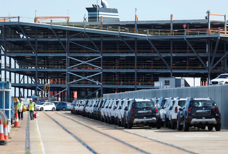 © Reuters. Cars readied for export are parked next to a vehicle storage facility on the dockside at the ABP port in Southampton, Britain August 16, 2017. Picture taken August 16, 2017.  REUTERS/Peter Nicholls/File Photo