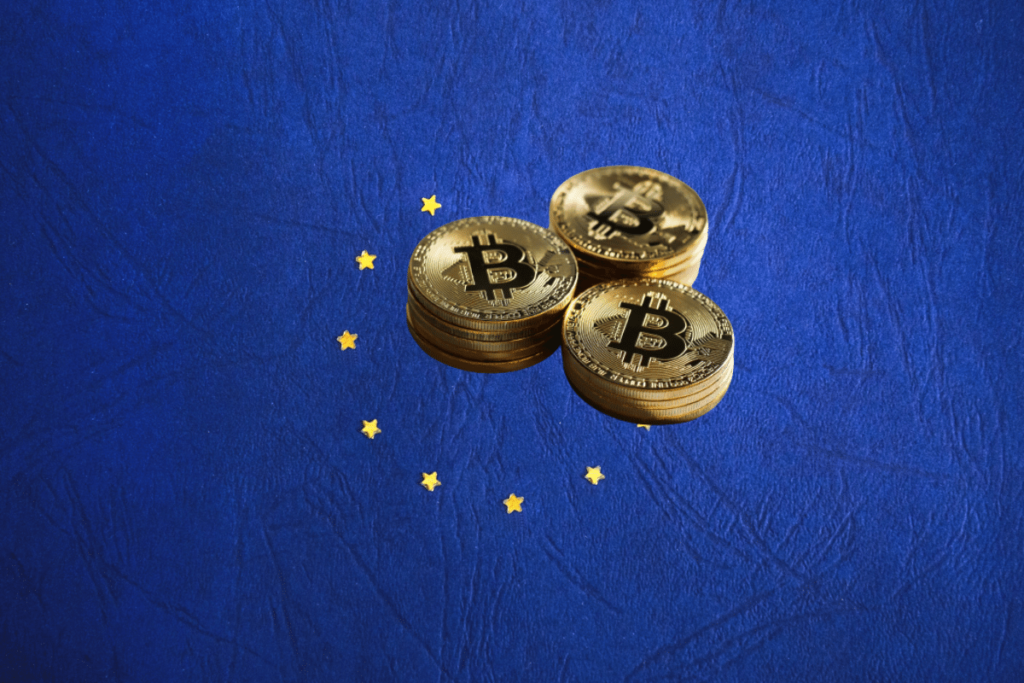 Un drapeau de l'UE avec des piles de pièces de bitcoin