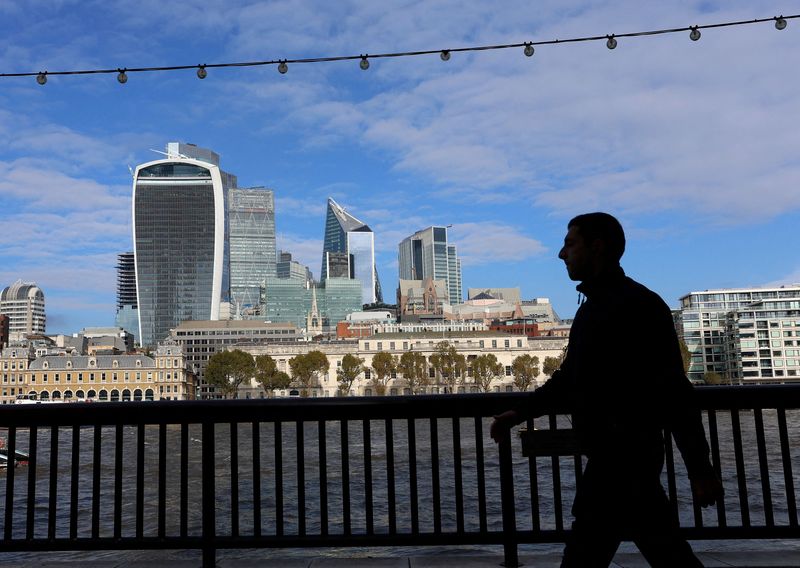 © Reuters. FILE PHOTO: People walk alongside the City of London financial district in London, Britain, October 25, 2023. REUTERS/ Susannah Ireland/File Photo