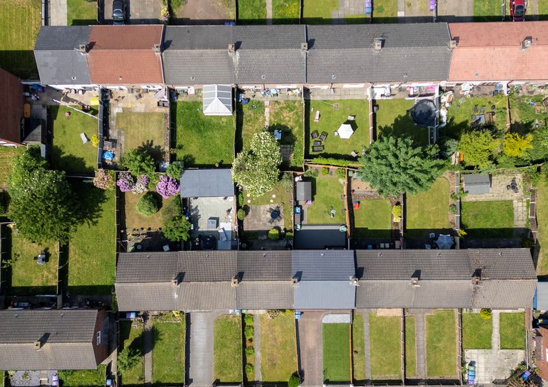 © Reuters. FILE PHOTO: A drone view of a housing estate in the Netherley area of Liverpool, Britain, May 21, 2024. REUTERS/Phil Noble/File Photo
