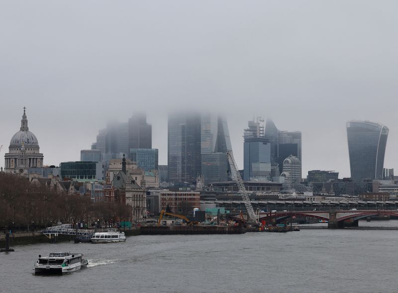 © Reuters. FILE PHOTO: Low cloud and mist shroud the top of skyscrapers in the City of London financial district, Britain, February 2, 2024. REUTERS/Toby Melville/File photo