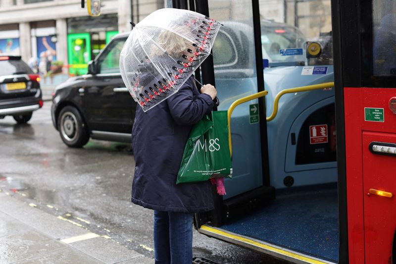 © Reuters. A person holds a shopping bag on Oxford Street in London, Britain April 10, 2023. REUTERS/Anna Gordon/File Photo