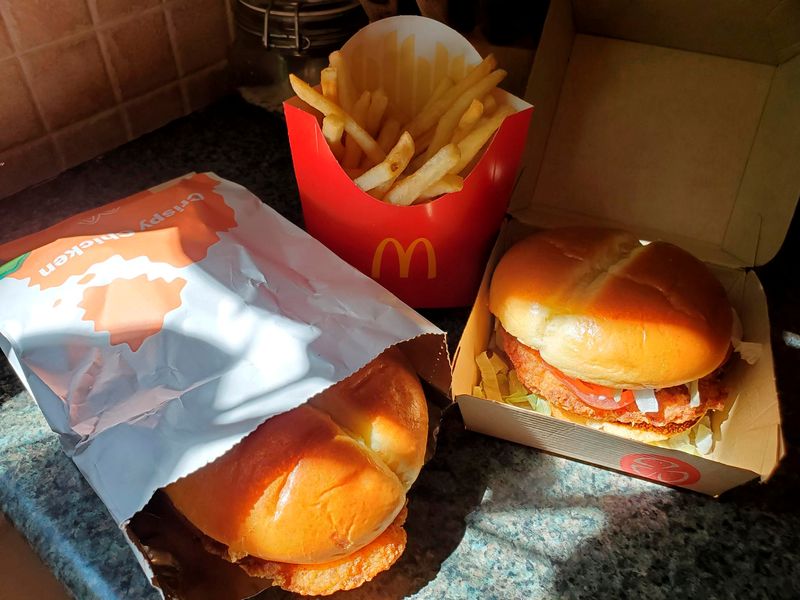 © Reuters. McDonald's Crispy Chicken Sandwiches and fries are pictured in New York, U.S. March 30, 2021. Picture taken March 30, 2021. REUTERS/Hilary Russ/File Photo
