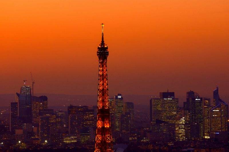 © Reuters. A view at sunset shows the Eiffel Tower and the financial and business district of La Defense in Puteaux near Paris, France, February 9, 2022. REUTERS/Gonzalo Fuentes/File Photo
