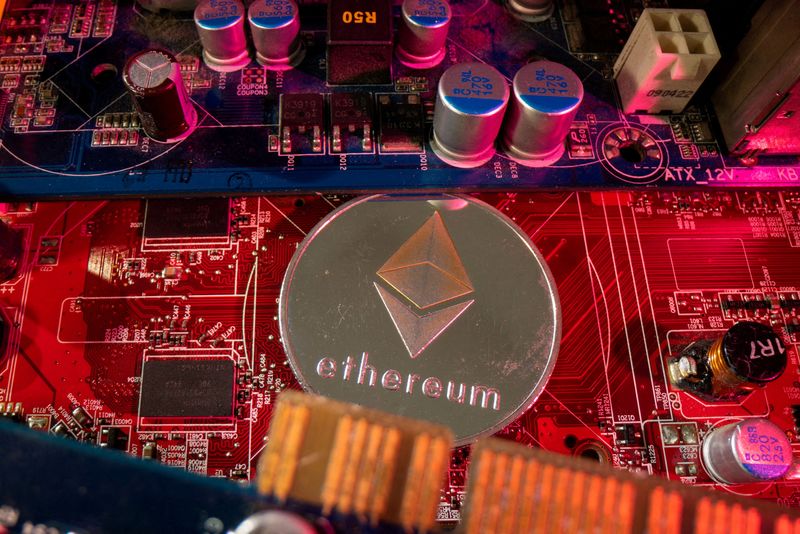 © Reuters. FILE PHOTO: A representation of cryptocurrency Ethereum is placed on a PC motherboard in this illustration taken June 16, 2023. REUTERS/Dado Ruvic/Illustration//File Photo/File Photo