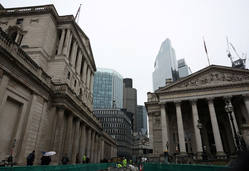 © Reuters. Road construction workers carry out work outside the Bank of England in the City of London financial district in London, Britain, February 13, 2024. REUTERS/Isabel Infantes/File Photo