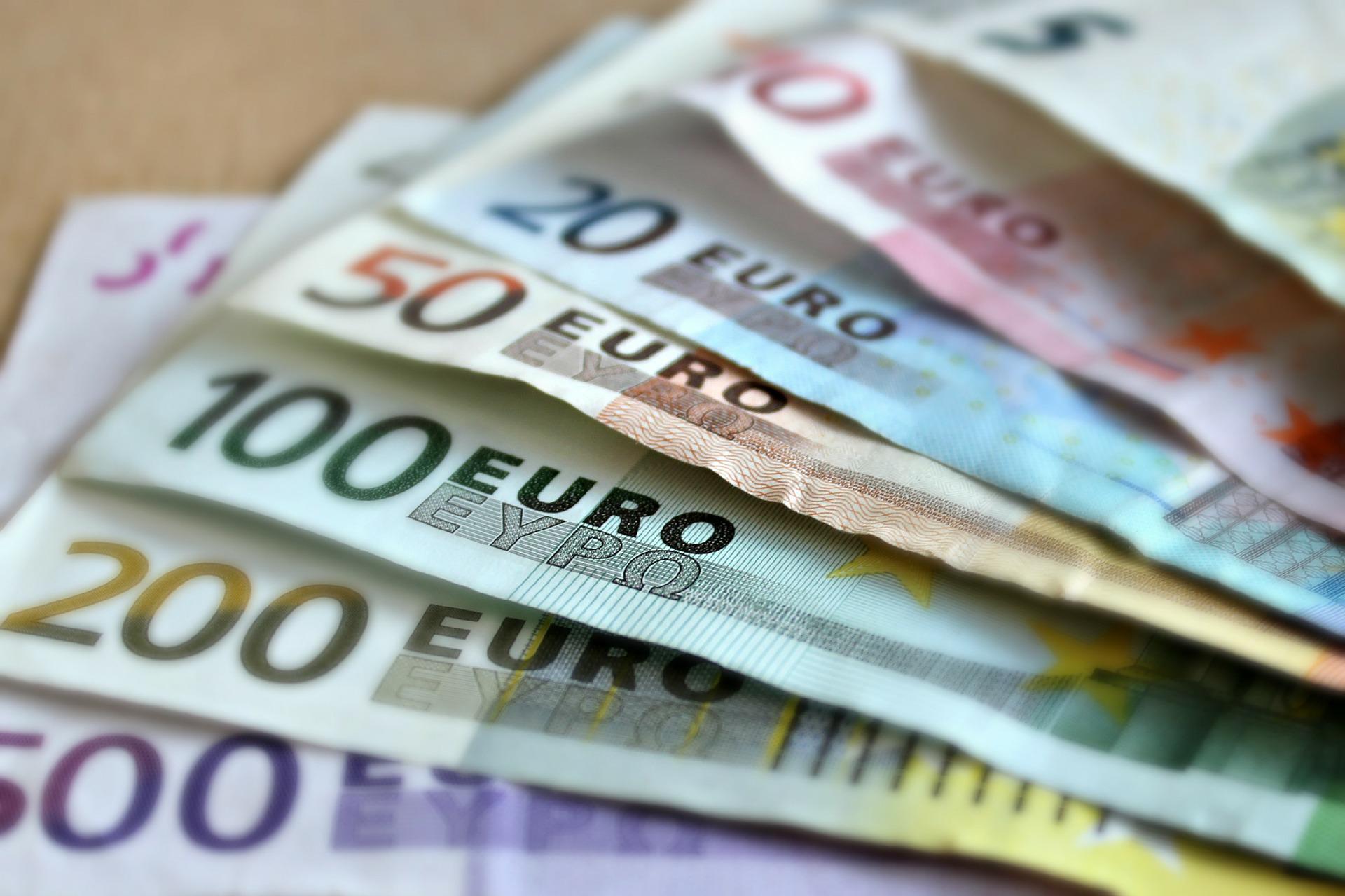 Euro, USD emerge as predominant currencies used in extra-EU trade last year