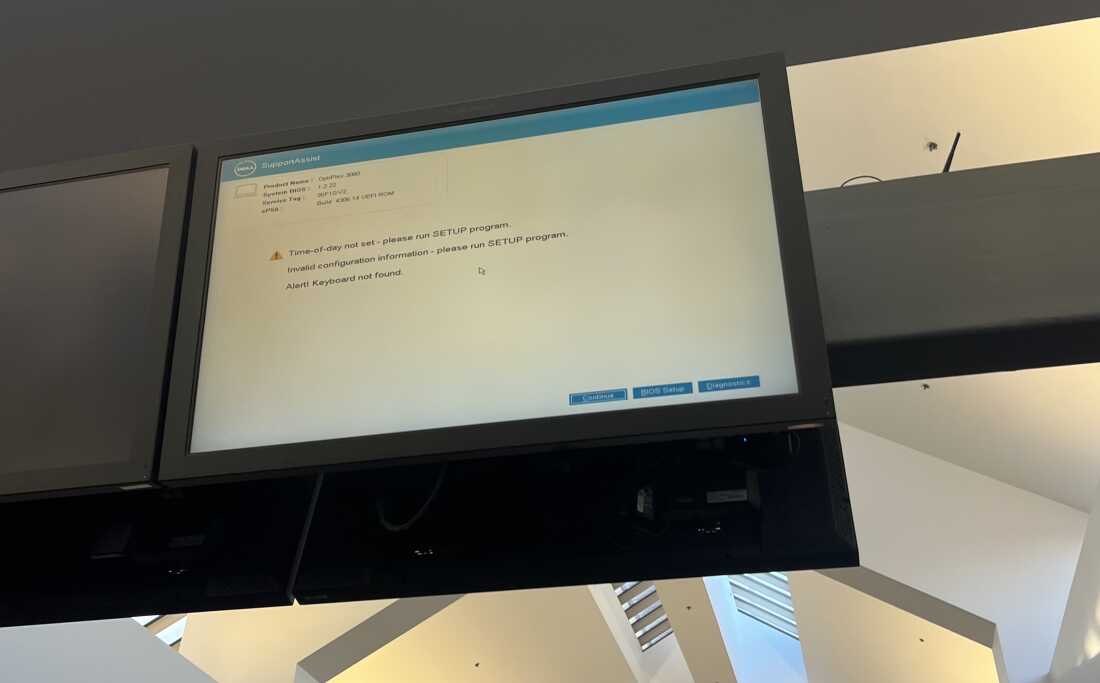 An airport information screen displays an error message rather than travel information at San Francisco International Airport on Friday, after a computer problem unraveled systems in the U.S. and dozens of other countries.