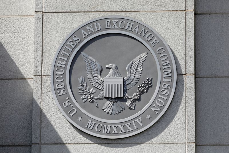© Reuters. FILE PHOTO: The seal of the U.S. Securities and Exchange Commission is seen at its headquarters in Washington, D.C., U.S., May 12, 2021. REUTERS/Andrew Kelly/File Photo
