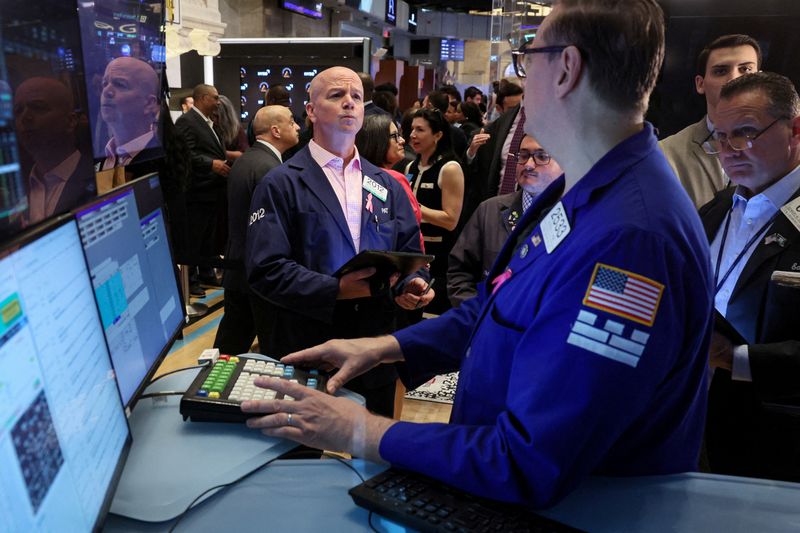 © Reuters. FILE PHOTO: Traders work on the floor at the New York Stock Exchange (NYSE) in New York City, U.S., June 14, 2024.  REUTERS/Brendan McDermid/File Photo