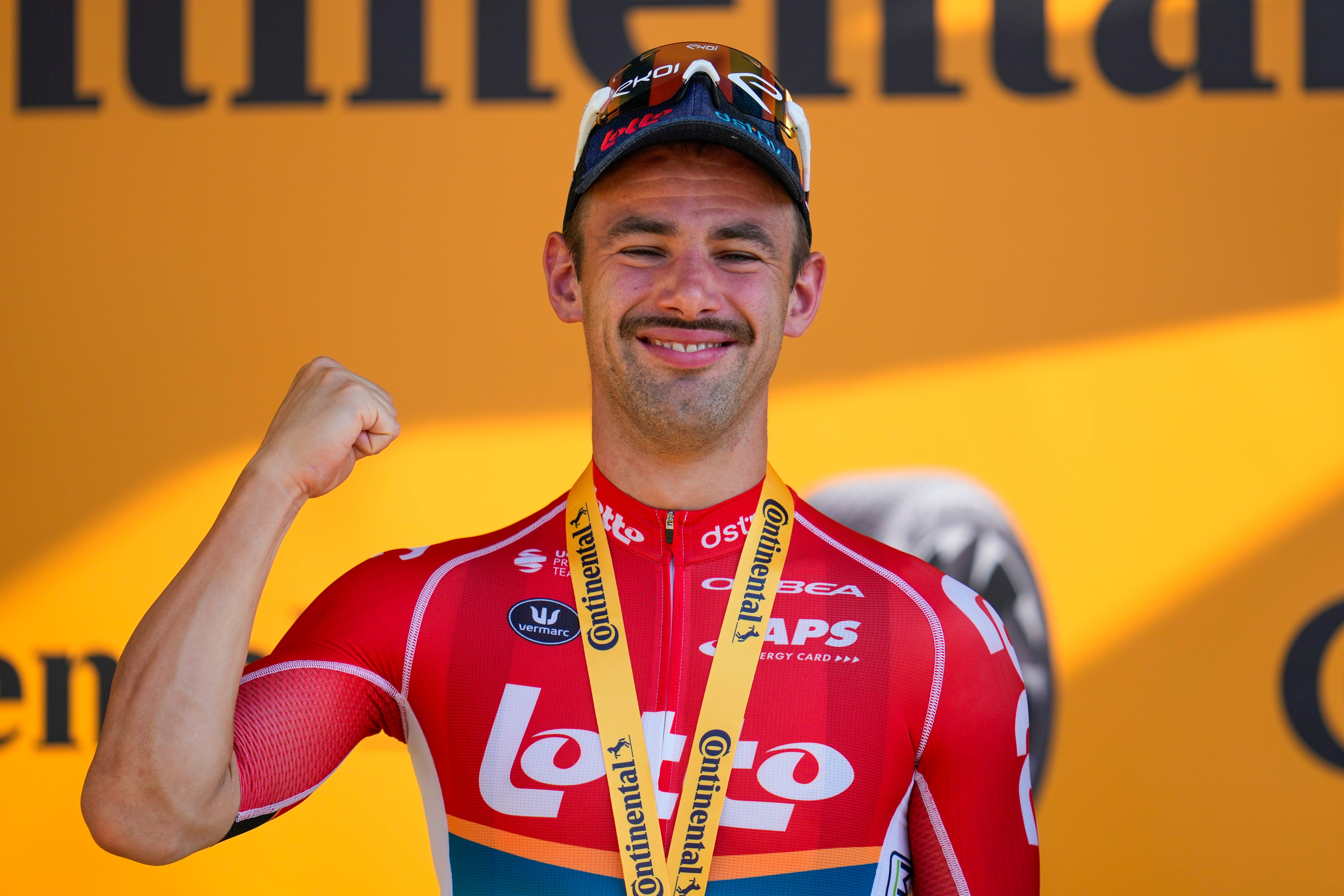 Victor Campenaerts celebrates winning stage 18